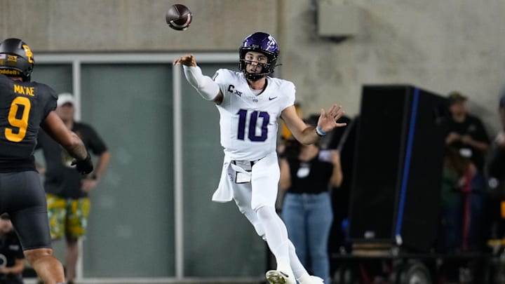 Nov 2, 2024; Waco, Texas, USA; TCU Horned Frogs quarterback Josh Hoover (10) passes the ball against the Baylor Bears during the first half at McLane Stadium. Mandatory Credit: Chris Jones-Imagn Images Nov 2, 2024; Waco, Texas, USA; TCU Horned Frogs quarterback Josh Hoover (10) passes the ball against the Baylor Bears during the first half at McLane Stadium. Mandatory Credit: Chris Jones-Imagn Images