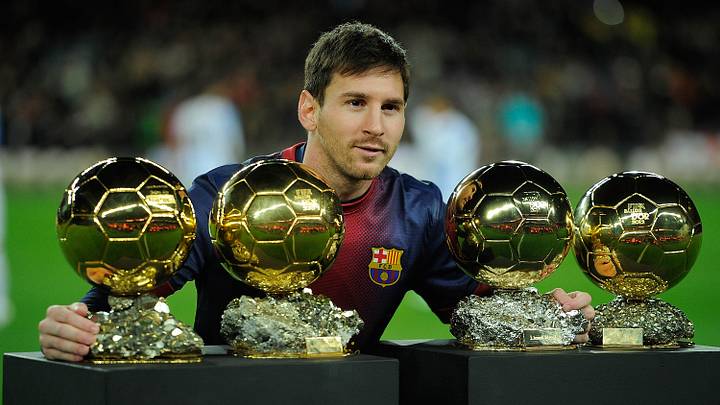 Leo Messi con cuatro de los ocho premios que ganó en su carrera Leo Messi con cuatro de los ocho premios que ganó en su carrera