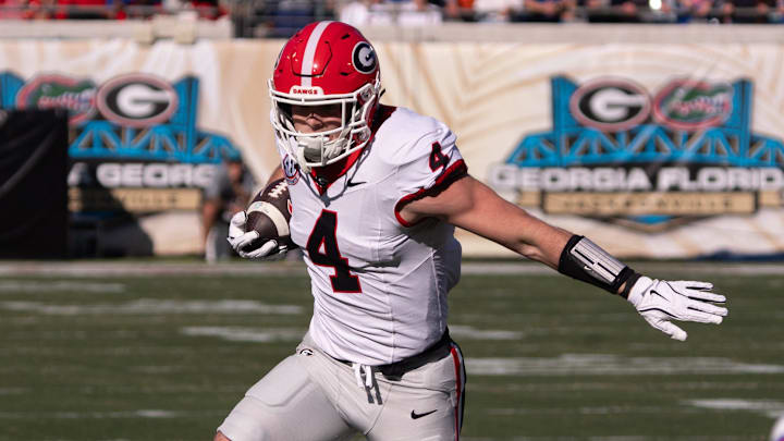 Georgia Bulldogs tight end Oscar Delp (4) avoids Florida Gators defensive back Sharif Denson (0) in the first quarter in an NCAA football game, Saturday, Nov. 1, 2025, at EverBank Stadium in Jacksonville, Fla. [Corey Perrine/Florida Times-Union]