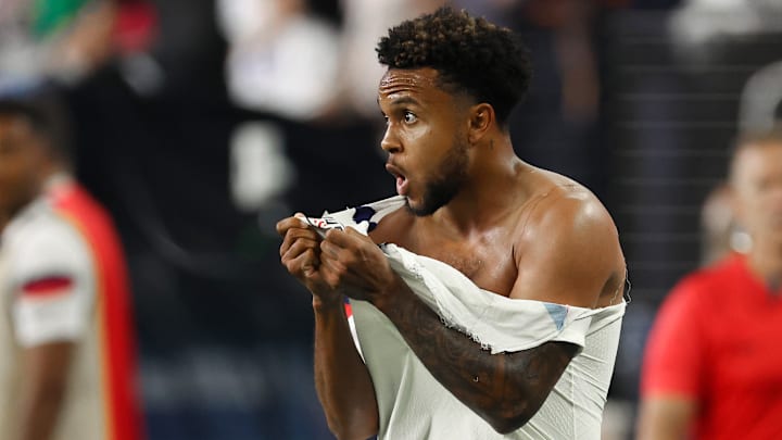 Weston McKennie s'est retrouvé avec le maillot totalement déchiré.