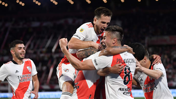 Estudiantes v River Plate - Torneo Liga Profesional 2021 - Todo River festeja el gol de Rojas.