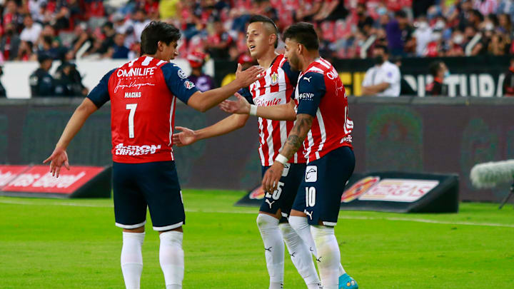 Jugadores de Chivas celebran un gol.