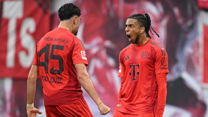 Michael Olise und Aleksandar Pavlovic im Bayern-Trikot. Am Sonntag startet für die Münchener die Klub-WM