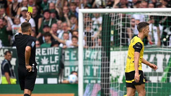 Nico Schlotterbeck (r.) kassiert einen Platzverweis Nico Schlotterbeck (r.) kassiert einen Platzverweis