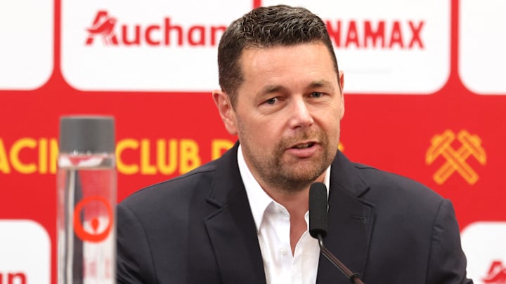 Pierre Sage est le nouvel entraîneur du RC Lens. Pierre Sage est le nouvel entraîneur du RC Lens.