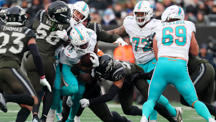 Miami Dolphins running back Jaylen Wright (5) runs with the ball against the New York Jets during the second half at MetLife Stadium. Miami Dolphins running back Jaylen Wright (5) runs with the ball against the New York Jets during the second half at MetLife Stadium.