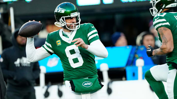 New York Jets quarterback Aaron Rodgers warms up before the game.