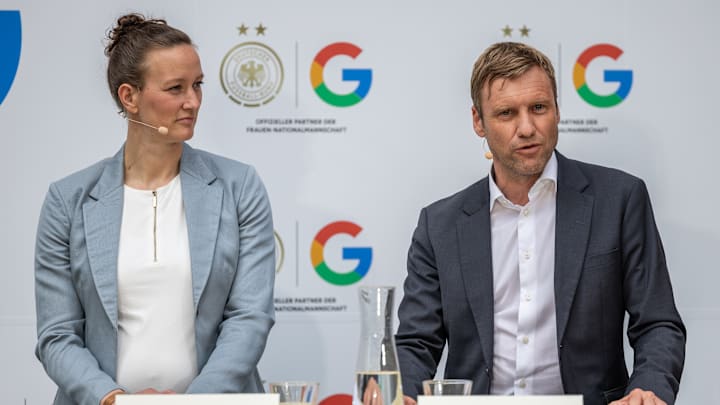 DFB-Geschäftsführer Holger Blask, daneben Almuth Schult