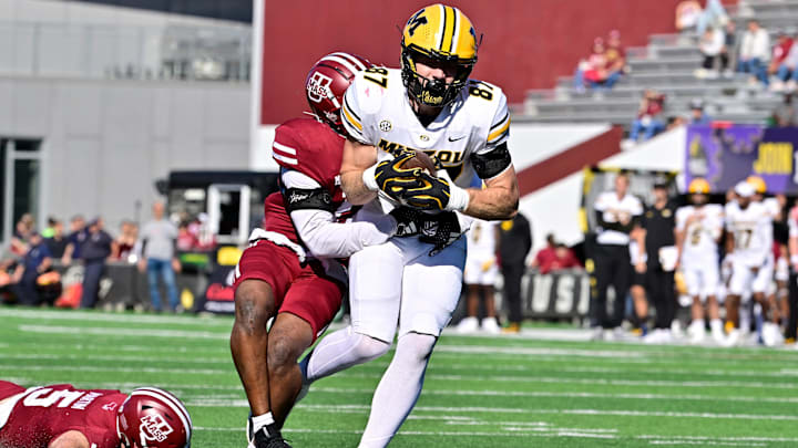 Oct 12, 2024; Amherst, Massachusetts, USA; Missouri Tigers tight end Brett Norfleet (87) runs the ball against the Massachusetts Minutemen during the second half at Warren McGuirk Alumni Stadium. Mandatory Credit: Eric Canha-Imagn Images Oct 12, 2024; Amherst, Massachusetts, USA; Missouri Tigers tight end Brett Norfleet (87) runs the ball against the Massachusetts Minutemen during the second half at Warren McGuirk Alumni Stadium. Mandatory Credit: Eric Canha-Imagn Images