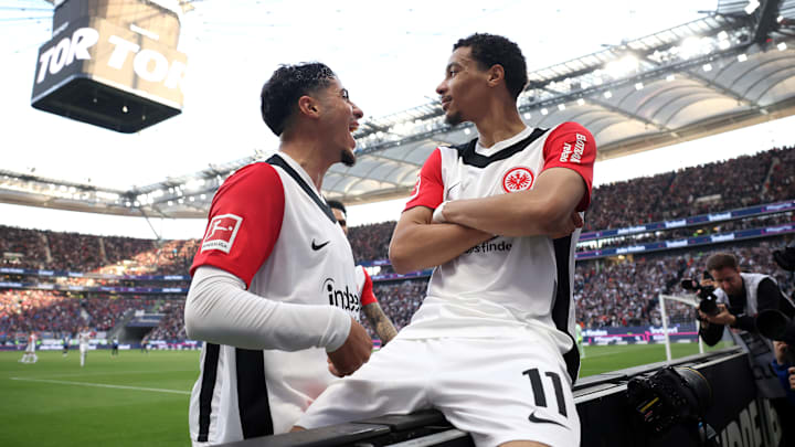 Hugo Ekitike und Fares Chaibi beim Torjubel von Eintracht Frankfurt