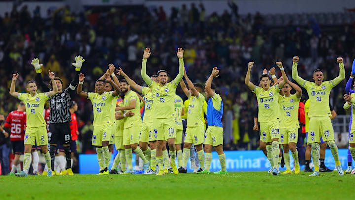Jugadores de las Chivas al finalizar el partido ante las Chivas del Guadalajara.