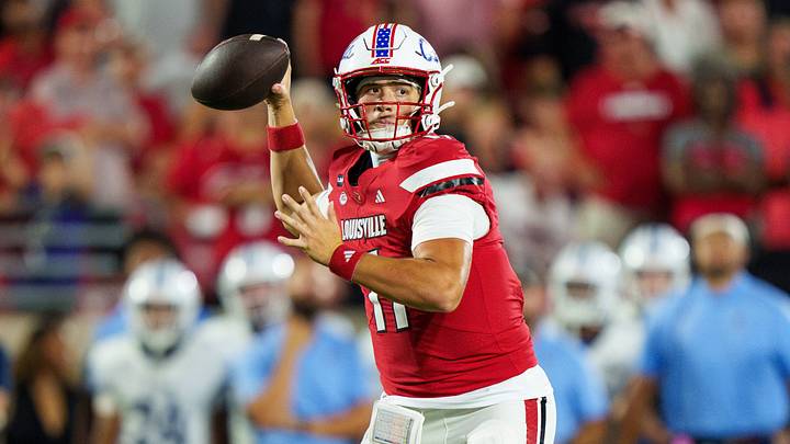 Sep 11, 2026; Louisville, Kentucky, USA; Louisville Cardinals quarterback Davin Wydner (11) looks for a pass during the game against the Villanova Wildcats at L&N Federal Credit Union Stadium. Mandatory Credit: Chris Carter-Imagn Images Sep 11, 2026; Louisville, Kentucky, USA; Louisville Cardinals quarterback Davin Wydner (11) looks for a pass during the game against the Villanova Wildcats at L&N Federal Credit Union Stadium. Mandatory Credit: Chris Carter-Imagn Images