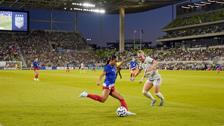 Oct 12, 2024; Austin, Texas, US; U.S. Women’s National Team forward Alyssa Thompson (7) passes the ball while defended by Iceland defender Saedis Run Heioarsdottir (19) during the first half at Q2 Stadium. Mandatory Credit: Scott Wachter-Imagn Images Oct 12, 2024; Austin, Texas, US; U.S. Women’s National Team forward Alyssa Thompson (7) passes the ball while defended by Iceland defender Saedis Run Heioarsdottir (19) during the first half at Q2 Stadium. Mandatory Credit: Scott Wachter-Imagn Images