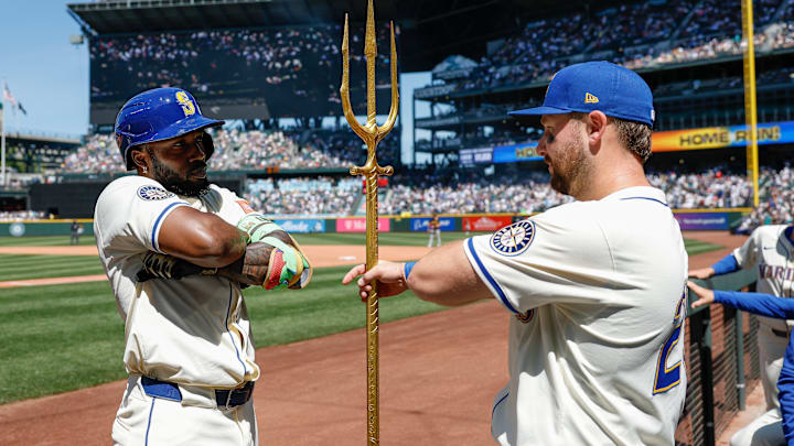 Seattle Mariners sluggers Randy Arozarena and Cal Raleigh celebrate a home run against the Pittsburgh Pirates.