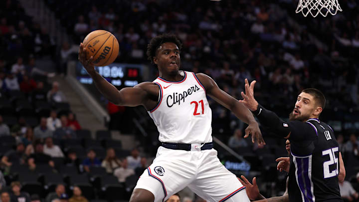 Oct 17, 2024; Inglewood, California, USA;  Los Angeles Clippers guard Kobe Brown (21) looks to pass against Sacramento Kings center Alex Len (25) during the second quarter of NBA preseason game at Intuit Dome. Mandatory Credit: Kiyoshi Mio-Imagn Images