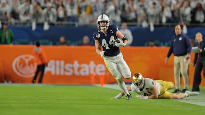 Jan 9, 2025; Miami, FL, USA; Penn State Nittany Lions tight end Tyler Warren (44) runs passed Notre Dame Fighting Irish defensive lineman Donovan Hinish (41) in the first half in the Orange Bowl at Hard Rock Stadium. Mandatory Credit: Sam Navarro-Imagn Images