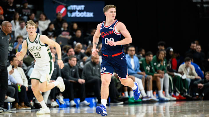 Mar 23, 2026; Inglewood, California, USA; Los Angeles Clippers guard Sean Pedulla (00) runs on the court during the second half against the Milwaukee Bucks at Intuit Dome. Mandatory Credit: William Liang-Imagn Images