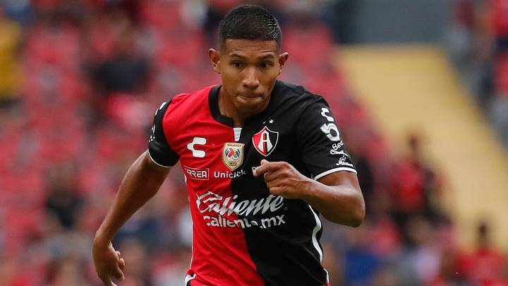 El peruano Edison Flores se quedó con el '10' que portó el argentino Gonzalo Maroni en Atlas. El peruano Edison Flores se quedó con el '10' que portó el argentino Gonzalo Maroni en Atlas.