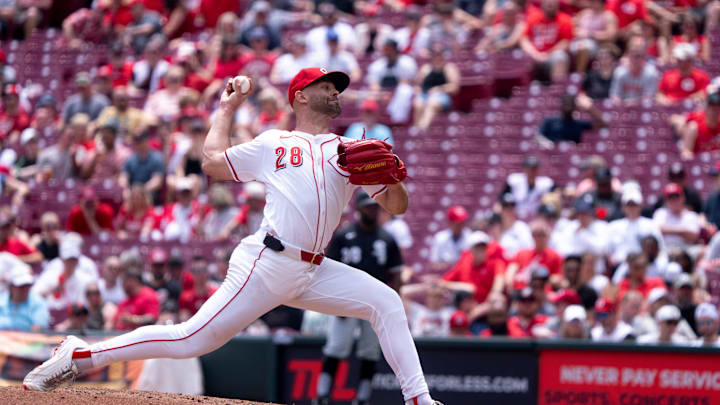 Cincinnati Reds pitcher Nick Martinez (28) pitches in the sixth inning of the MLB game between Cincinnati Reds and Chicago White Sox at Great American Ball Park in Cincinnati on Thursday, May 15, 2025.