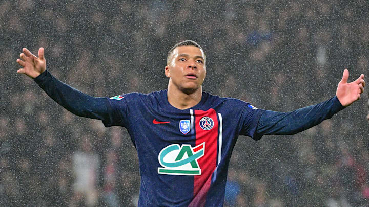 Kylian Mbappé a reçu un gros coup à la cheville. Kylian Mbappé a reçu un gros coup à la cheville.