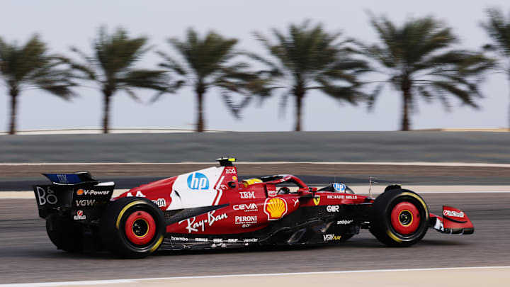 Lewis Hamilton manejando su Ferrari en el Circuito Internacional de Bahréin