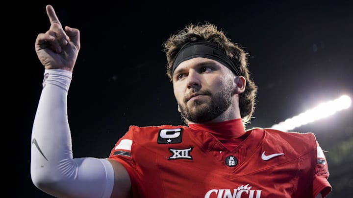 Oct 25, 2025; Cincinnati, Ohio, USA; Cincinnati Bearcats quarterback Brendan Sorsby points to fans as he walks off the field after defeating the Baylor Bears at Nippert Stadium. Mandatory Credit: Aaron Doster-Imagn Images Oct 25, 2025; Cincinnati, Ohio, USA; Cincinnati Bearcats quarterback Brendan Sorsby points to fans as he walks off the field after defeating the Baylor Bears at Nippert Stadium. Mandatory Credit: Aaron Doster-Imagn Images