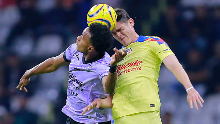 El panameño Yoel Bárcenas de Mazatlán e Israel Reyes del América durante el Clausura 2024