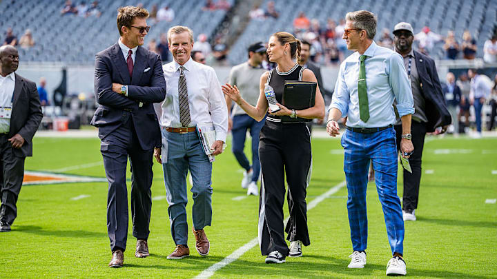 The broadcast crew of Kevin Burkhardt (play-by-play), Tom Brady (analyst), Erin Andrews (sideline), Tom Rinaldi (sideline) will call Bears-Packers this weekend.