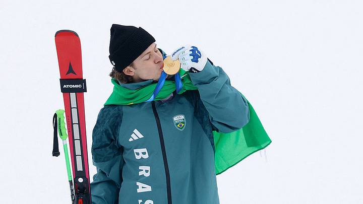 Lucas Pinheiro Braathen besa la medalla de oro que ganó en el slalon gigante del esquí alpino. Lucas Pinheiro Braathen besa la medalla de oro que ganó en el slalon gigante del esquí alpino.