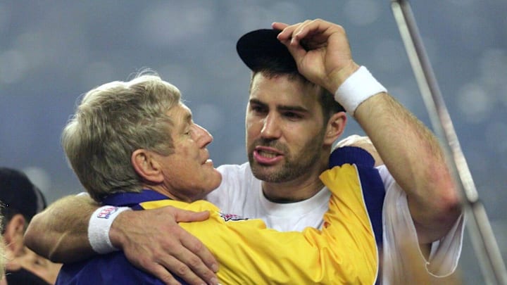Rams quarterback Kurt Warner hugs head coach Dick Vermeil following their Super Bowl victory.
Xxx F07 V2 Vermeil 26 Coaches S Fbn Usa Ga Rams quarterback Kurt Warner hugs head coach Dick Vermeil following their Super Bowl victory.
Xxx F07 V2 Vermeil 26 Coaches S Fbn Usa Ga