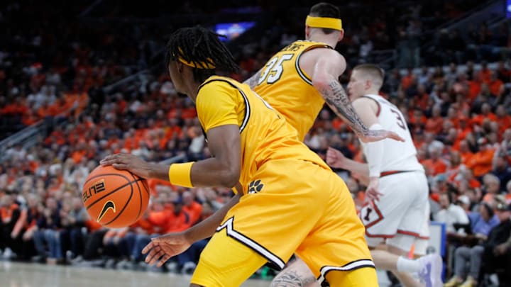 Dec. 22, 2025; St. Louis, Missouri, USA; Missouri Tigers point guard Anthony Robinson II (0) initiates a fast break alongside senior guard Jacob Crews (35) agains the Illinois Fighting Illini at the Enterprise Center. 