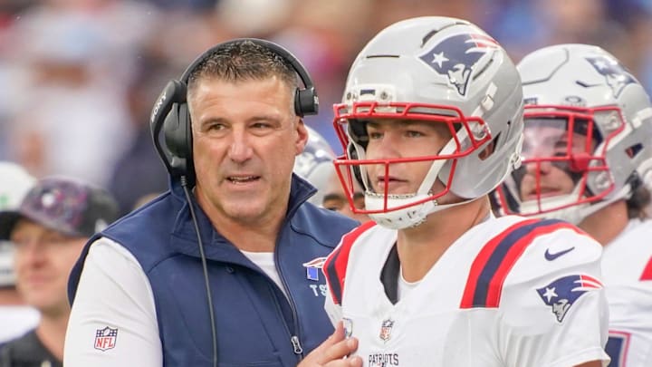 New England Patriots coach Mike Vrabel talks to quarterback Drake Maye (10) during the second quarter at Nissan Stadium in Nashville, Tenn., Sunday, Oct. 19, 2025.