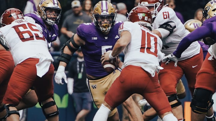 Zach Durfee comes after WSU's John Mateer in the Apple Cup. 