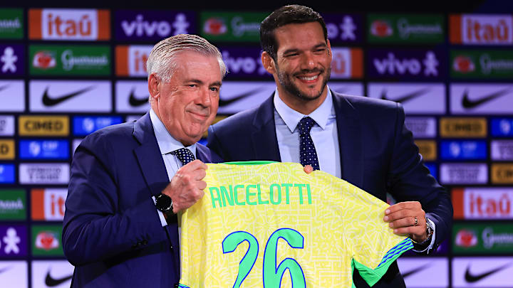 Ancelotti recebeu presente do presidente da CBF, Samir Xaud Ancelotti recebeu presente do presidente da CBF, Samir Xaud