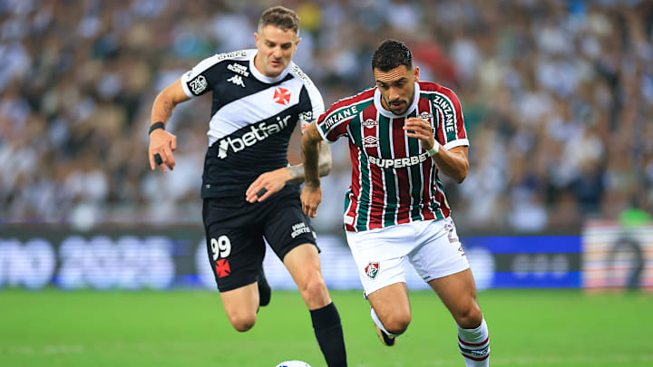 Vegetti foi decisivo na última vitória vascaína contra o rival