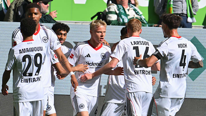 Eintracht Frankfurt gewann mit 2:1 gegen Wolfsburg Eintracht Frankfurt gewann mit 2:1 gegen Wolfsburg