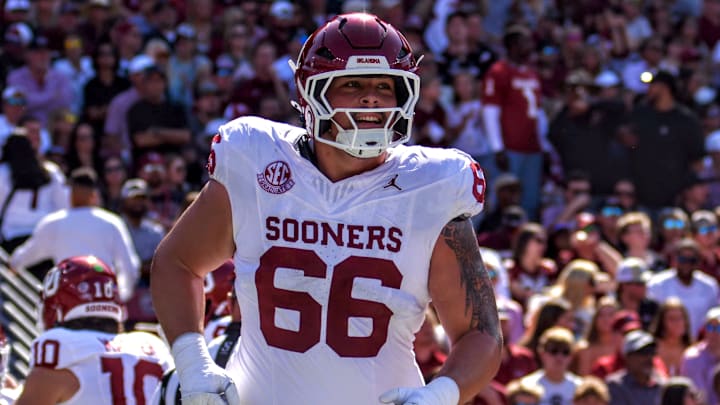 Oklahoma offensive lineman Derek Simmons Oklahoma offensive lineman Derek Simmons