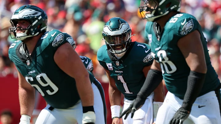 Landon Dickerson (L), Jalen Hurts (M), Jordan Mailata (R), Philadelphia Eagles