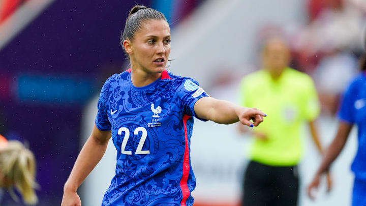 Ève Perisset devrait évoluer dans le couloir droit des Bleues.