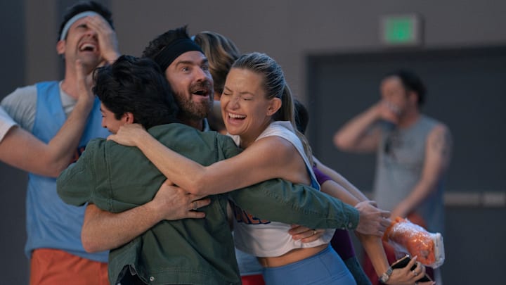 RUNNING POINT SEASON 2. (L to R) Drew Tarver as Sandy Gordon, Fabrizio Guido as Jackie, Justin Theroux as Cam Gordon, and Kate Hudson as Isla Gordon in Episode 208 of Running Point Season 2