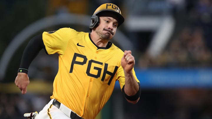 Sep 5, 2025; Pittsburgh, Pennsylvania, USA; Pittsburgh Pirates right fielder Bryan Reynolds (10) runs toward home plate to score a run against the Milwaukee Brewers during the third inning at PNC Park. Sep 5, 2025; Pittsburgh, Pennsylvania, USA; Pittsburgh Pirates right fielder Bryan Reynolds (10) runs toward home plate to score a run against the Milwaukee Brewers during the third inning at PNC Park.