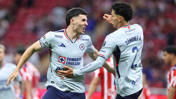 El argentino José Paradela y Jorge Sánchez celebran un gol El argentino José Paradela y Jorge Sánchez celebran un gol