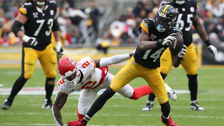 Pittsburgh Steelers WR George Pickens runs after a catch past Kansas City Chiefs cornerback Joshua Williams.