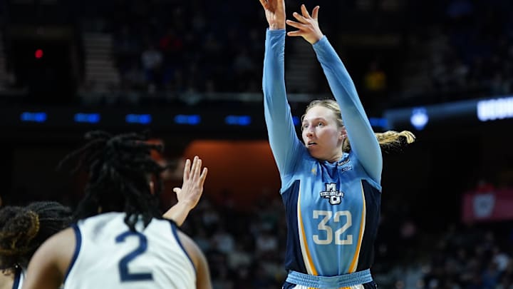 New Notre Dame Fighting Irish forward Liza Karlen shoots the ball