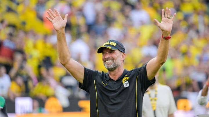 Klopp lässt sich von den BVB-Fans - wohl zum letzten Mal - feiern.