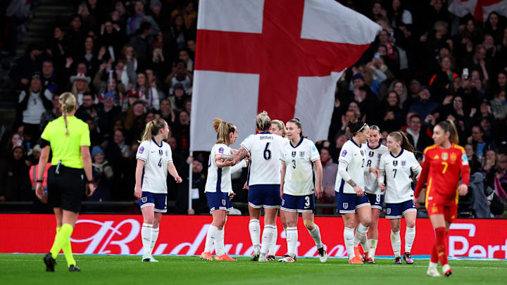 England (Mitte) und Spanien (Olga Carmona, rechts) gehören zu den Favoritinnen auf den EM-Titel