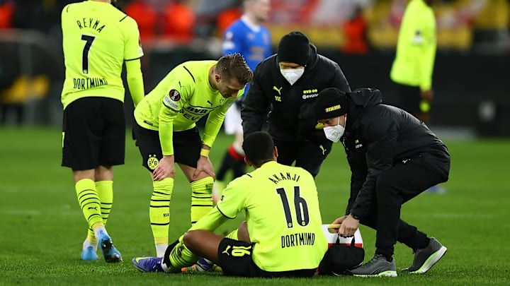 Manuel Akanji (sitzend)