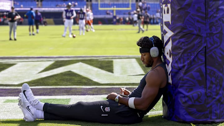 Sep 14, 2025; Baltimore, Maryland, USA; Baltimore Ravens cornerback Marlon Humphrey (44) taking notes before the game against the Cleveland Browns at M&T Bank Stadium. Mandatory Credit: Peter Casey-Imagn Images Sep 14, 2025; Baltimore, Maryland, USA; Baltimore Ravens cornerback Marlon Humphrey (44) taking notes before the game against the Cleveland Browns at M&T Bank Stadium. Mandatory Credit: Peter Casey-Imagn Images