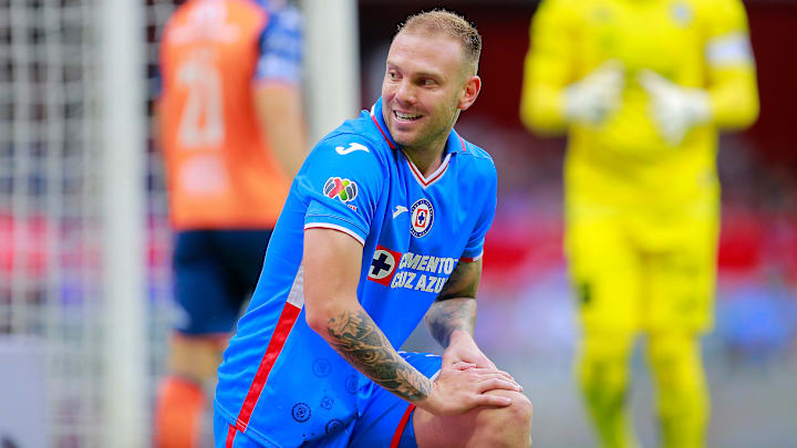 Carlos Rotondi se lamenta ante una falla.