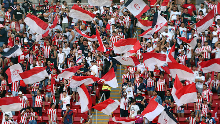 Aficionados de Chivas en un partido.